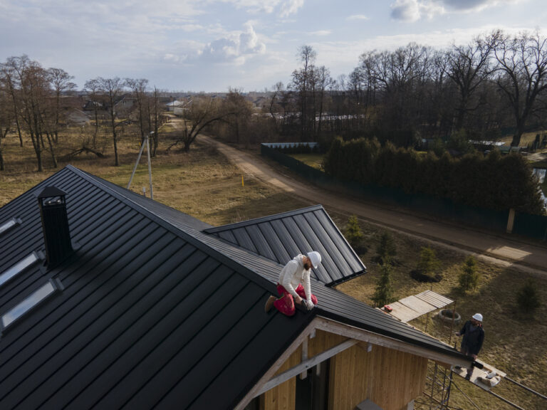 long-shot-roofer-working-with-helmet